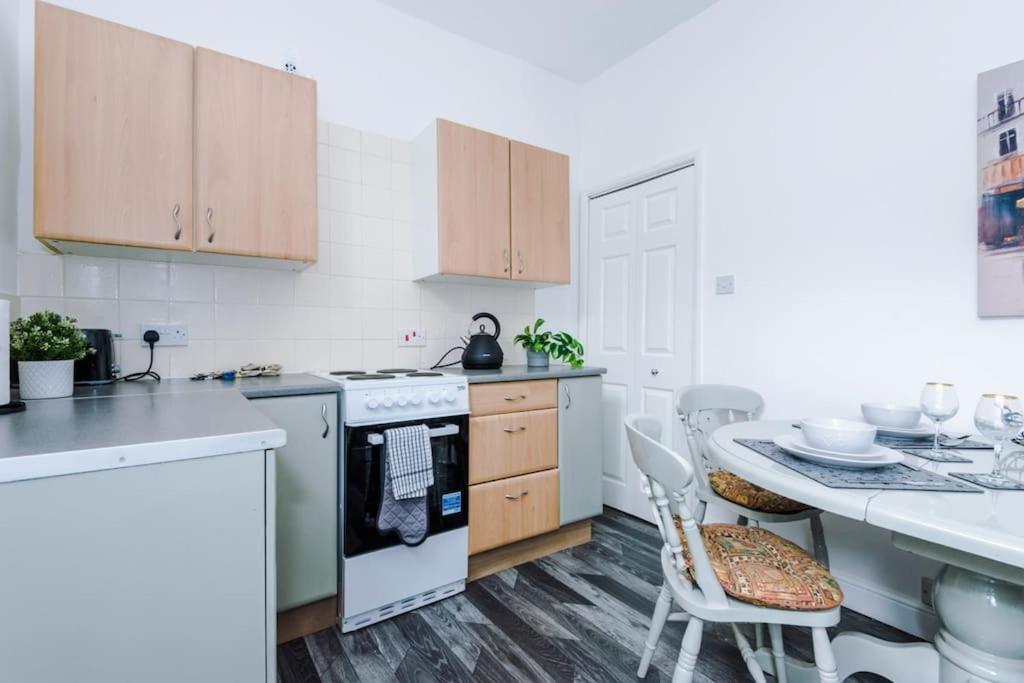 Long Term Offers Message For Prices Sleeps 6 Adults, Contractors, Relocators, Travellers Halifax Buitenkant foto