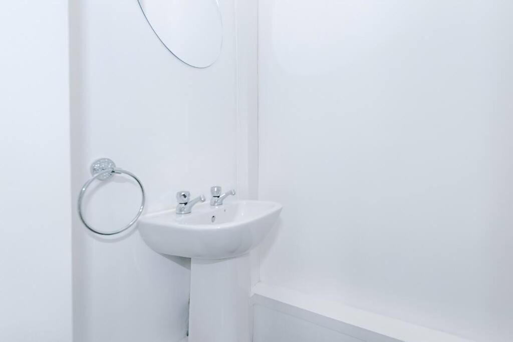 Long Term Offers Message For Prices Sleeps 6 Adults, Contractors, Relocators, Travellers Halifax Buitenkant foto